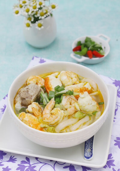 Sợi bánh canh không quá dai, nước dùng ngọt từ xương hầm, ăn kèm cũng với tôm, thịt, và chả cua làm sẵn để tiết kiệm thời gian.