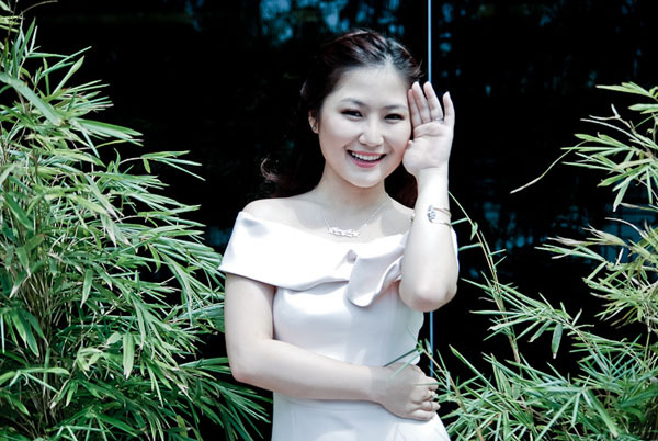 Vừa tròn 18 tuổi, Hương Tràm vẫn rất hồn nhiên. Khi chụp ảnh, cô tạo dáng xì tin, nhí nhảnh, hoàn toàn trái ngược với phong cách ăn mặc gợi cảm. Vừa tròn 18 tuổi, Hương Tràm vẫn rất hồn nhiên. Khi chụp ảnh, cô tạo dáng xì tin, nhí nhảnh, hoàn toàn trái ngược với phong cách ăn mặc gợi cảm.