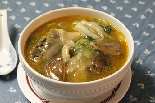 Tô bánh canh nóng hổi với vị ngọt từ nước dùng, thịt vịt thơm và từng sợi bột lọc dai dai, ăn mãi không ngán.
