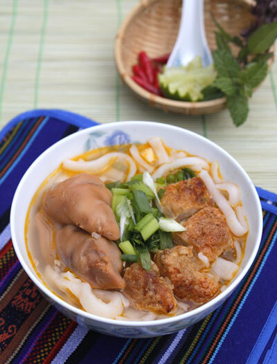 Bát bánh canh nóng hổi, sợi bánh không bị dai, chân giò béo. Mùi thơm của chả cá, của hành lá, hạt tiêu, tất cả hòa quyện thành nét riêng độc đáo.