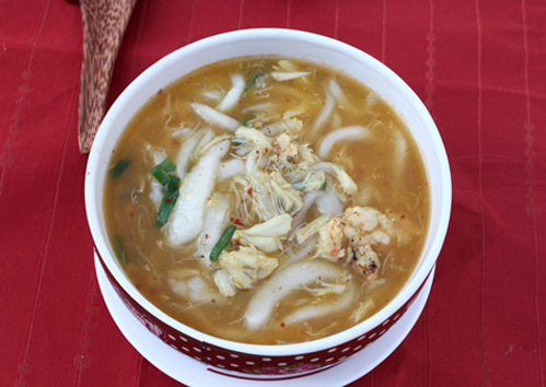 Từng sợi bánh canh mềm mềm, hơi dai dai, kèm với thịt cua, tôm ngon ngọt, nước dùng đậm đà.
