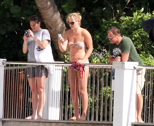 Trong khi đó, bạn gái mới Lindsey Vonn của anh mặc bikini đứng ở cầu tàu dùng điện thoại chụp ảnh, quay phim cổ vũ Tiger câu cá. Trong khi đó, bạn gái mới Lindsey Vonn của anh mặc bikini đứng ở cầu tàu dùng điện thoại chụp ảnh, quay phim cổ vũ Tiger câu cá.