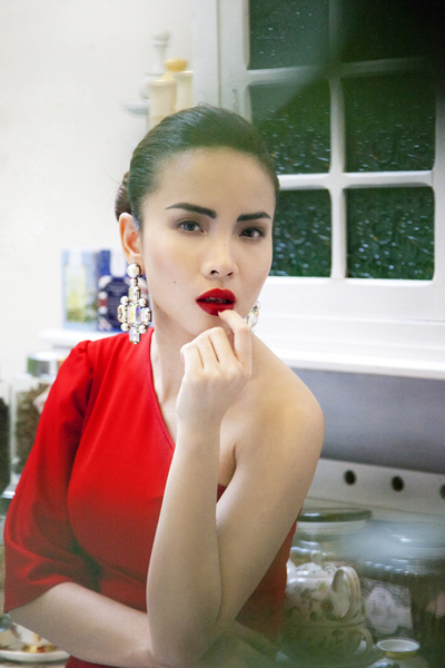 Trong bộ ảnh mới, Yến Trang vừa lạnh lùng nhưng lại vừa gợi cảm, lột tả được phần nào con người cô ngoài đời. Trong bộ ảnh mới, Yến Trang vừa lạnh lùng nhưng lại vừa gợi cảm, lột tả được phần nào con người cô ngoài đời.
