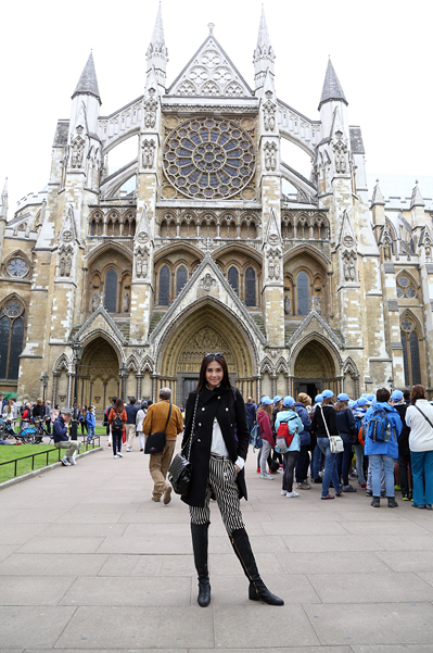 Những khu nhà cổ tại London với kiến trúc từ thời Phục hưng khiến Hoàng Yến say sưa ngắm nhìn. Dừng chân tại mỗi điểm thăm quan, cô đều ghi lại những khoảnh khắc đẹp. Những khu nhà cổ tại London với kiến trúc từ thời Phục hưng khiến Hoàng Yến say sưa ngắm nhìn. Dừng chân tại mỗi điểm thăm quan, cô đều ghi lại những khoảnh khắc đẹp.