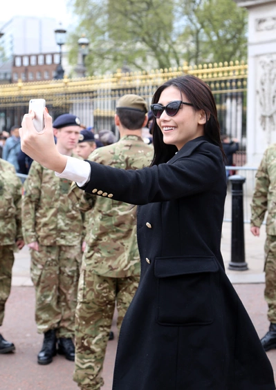 Từng nhiều lần đến London, Hoàng Yến không còn lạ lẫm với Cung điện Buckingham của Hoàng gia Anh, một điểm thăm quan nổi tiếng của xứ sở sương mù. Từng nhiều lần đến London, Hoàng Yến không còn lạ lẫm với Cung điện Buckingham của Hoàng gia Anh, một điểm thăm quan nổi tiếng của xứ sở sương mù.