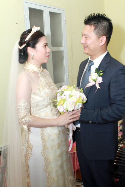Chiếc áo được may khá cầu kỳ. Ngay cả phần viền của tà áo cũng được táp vải ren đẹp mắt. Chiếc áo được may khá cầu kỳ. Ngay cả phần viền của tà áo cũng được táp vải ren đẹp mắt.