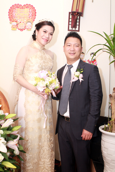 Hoa văn trên áo sang trọng, vừa cổ điển vừa hiện đại. Hoa văn trên áo sang trọng, vừa cổ điển vừa hiện đại.