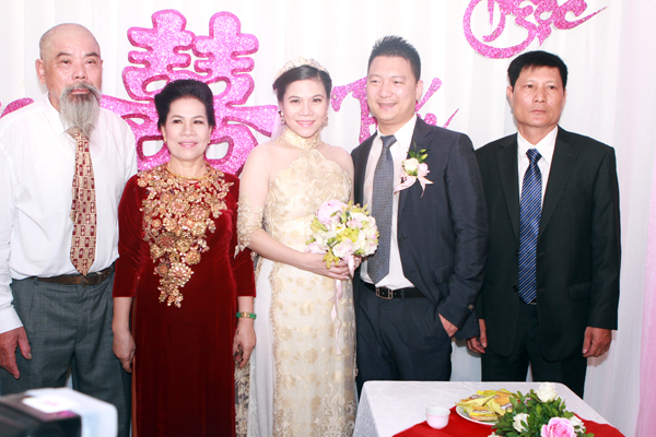 Cô dâu chú rể chụp ảnh cùng cha mẹ trước khi Mỹ Dung về nhà chông. Cô dâu chú rể chụp ảnh cùng cha mẹ trước khi Mỹ Dung về nhà chông.