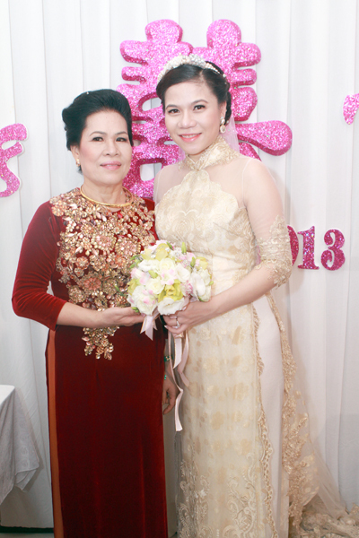 Phần ngực và cổ áo may cách điệu, đan xen giữa hai chất liệu dày - mỏng tạo cảm giác phần vai thon hơn. Phần ngực và cổ áo may cách điệu, đan xen giữa hai chất liệu dày - mỏng tạo cảm giác phần vai thon hơn.