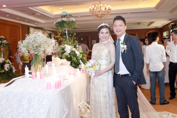 Kết hợp khăn voan với áo dài cũng là một xu hướng thời trang cưới đang được yêu thích hiện nay, thể hiện sự Kết hợp khăn voan với áo dài cũng là một xu hướng thời trang cưới đang được yêu thích hiện nay, thể hiện sự