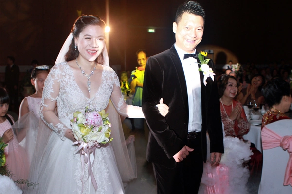 Đôi uyên ương không giấu niềm hạnh phúc và khuôn mặt luôn rạng rỡ trong lễ thành hôn. Đôi uyên ương không giấu niềm hạnh phúc và khuôn mặt luôn rạng rỡ trong lễ thành hôn.