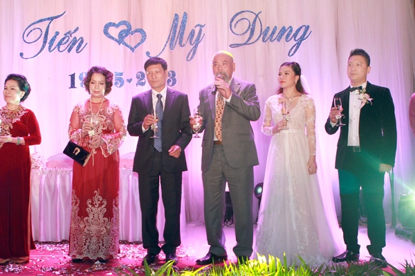 Gia đình cô dâu chú rể cũng không khỏi bồi hồi chia vui cùng hạnh phúc của đôi uyên ương. Gia đình cô dâu chú rể cũng không khỏi bồi hồi chia vui cùng hạnh phúc của đôi uyên ương.