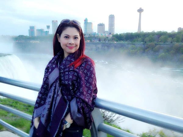 Lần đầu tiên hát tại Buffalo, nơi có thác Niagara hùng vĩ và đẹp quá! Kg thể kg chụp hình ở nơi này... Lần đầu tiên hát tại Buffalo, nơi có thác Niagara hùng vĩ và đẹp quá! Kg thể kg chụp hình ở nơi này...