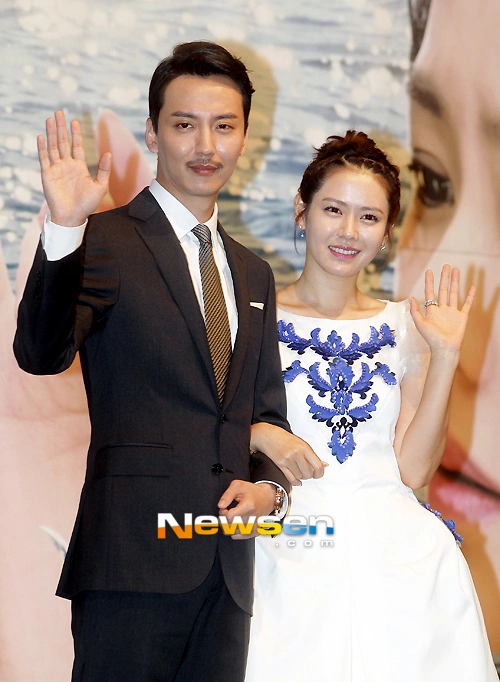 Son Ye Jin tạo dáng bên bạn diễn Kim Nam Gil. Bộ phim "Shark" với nội dung xoay quanh tình yêu, hận thù và những khát vọng Son Ye Jin tạo dáng bên bạn diễn Kim Nam Gil. Bộ phim "Shark" với nội dung xoay quanh tình yêu, hận thù và những khát vọng