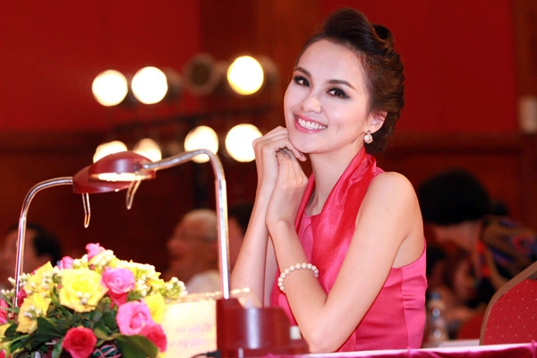 Đến dự đêm bán kết Hoa hậu các dân tộc Việt Nam còn có Hoa hậu Diễm Hương. Nếu Ngọc Diễm ngày càng đắt sô MC thì Diễm Hương liên tục được mời làm giám khảo. Đến dự đêm bán kết Hoa hậu các dân tộc Việt Nam còn có Hoa hậu Diễm Hương. Nếu Ngọc Diễm ngày càng đắt sô MC thì Diễm Hương liên tục được mời làm giám khảo.
