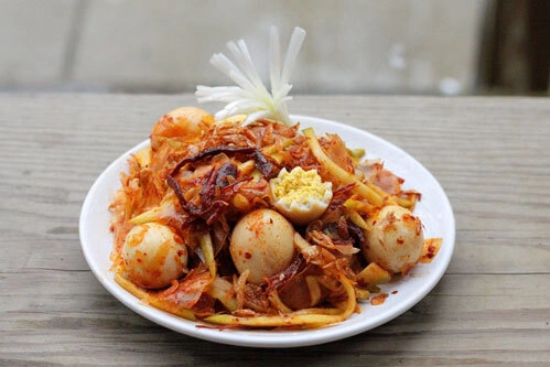 Vị cay của ớt và chua nhẹ của xoài, dai của bánh tráng, thêm thịt bò khô và ruốc khô tạo nên một món ăn vặt đầy hấp dẫn.