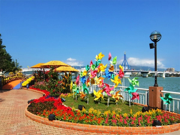 Thành phố Đà Nẵng là điểm đến quen thuộc của nhiều du khách mỗi dịp hè về. Thành phố Đà Nẵng là điểm đến quen thuộc của nhiều du khách mỗi dịp hè về.