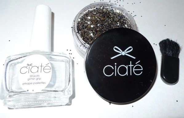 Chọn bộ móng sequin của Ciate bao gồm, sơn móng tay màu bóng, các hạt ánh kim và một chổi quét. Tông màu vàng và đen phù hợp với những nàng đi biển trong mùa hè này. Chọn bộ móng sequin của Ciate bao gồm, sơn móng tay màu bóng, các hạt ánh kim và một chổi quét. Tông màu vàng và đen phù hợp với những nàng đi biển trong mùa hè này.