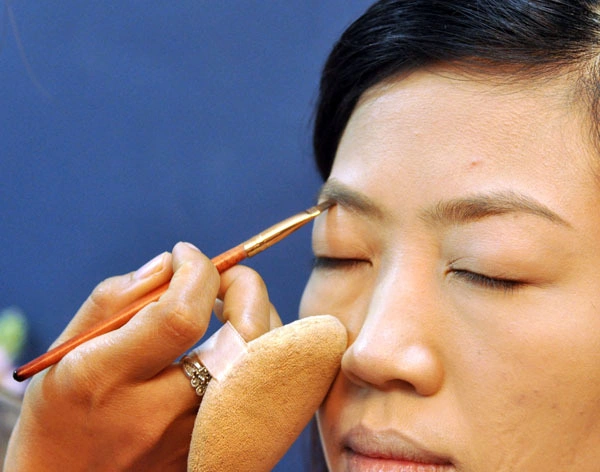 Mắt cô dâu Thùy Dương ko được tròn , 2 đầu mắt hơi chéo , chú ý vẽ viền mắt dày và tròn ở phần chéo giúp cung mắt được tròn . Mắt cô dâu Thùy Dương ko được tròn , 2 đầu mắt hơi chéo , chú ý vẽ viền mắt dày và tròn ở phần chéo giúp cung mắt được tròn .