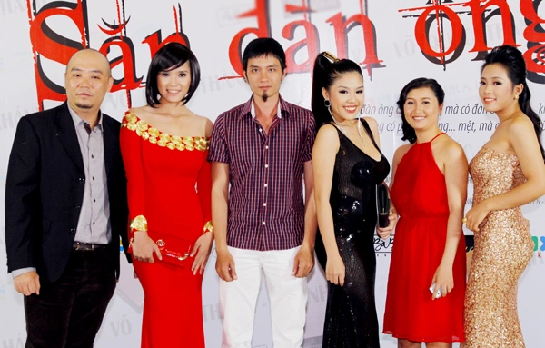 Đạo diễn Võ Quốc Thành (ngoài cùng bên trái) chụp ảnh cùng dàn diễn viên của phim 'Săn đàn ông'. Đạo diễn Võ Quốc Thành (ngoài cùng bên trái) chụp ảnh cùng dàn diễn viên của phim 'Săn đàn ông'.