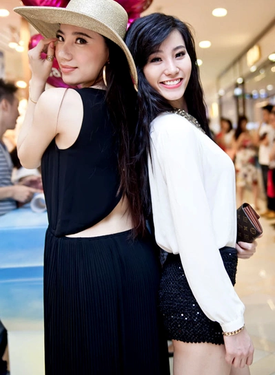 'Người đẹp siêu quốc gia' gây bất ngờ khi khoe em gái 22 tuổi rất xinh đẹp. 'Người đẹp siêu quốc gia' gây bất ngờ khi khoe em gái 22 tuổi rất xinh đẹp.