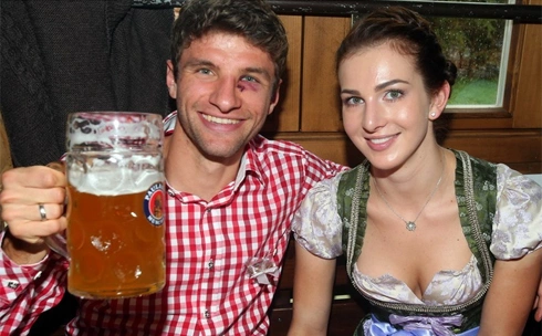 Lisa là vợ yêu của tiền vệ Thomas Muller. Lisa là vợ yêu của tiền vệ Thomas Muller.