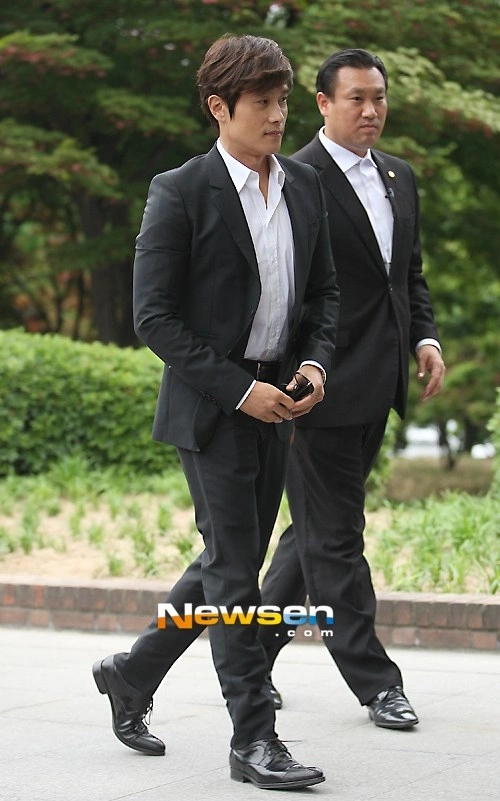 Lee Byung Hun một mình đi tiệc mà không đưa bạn gái đi cùng.