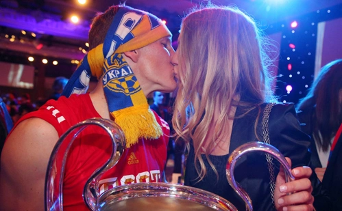 Tiền vệ có biệt danh 'Tắc kè hoa' của Munich nhận nụ hôn nồng từ bạn gái xinh đẹp Sarah Brandner. Tiền vệ có biệt danh 'Tắc kè hoa' của Munich nhận nụ hôn nồng từ bạn gái xinh đẹp Sarah Brandner.