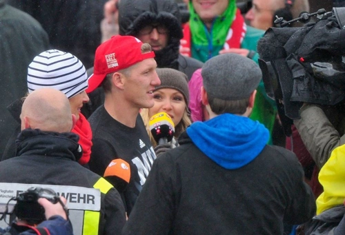 Schweinsteiger đội mũ lưỡi trai ngược, hào hứng trả lời phỏng vấn. Schweinsteiger đội mũ lưỡi trai ngược, hào hứng trả lời phỏng vấn.