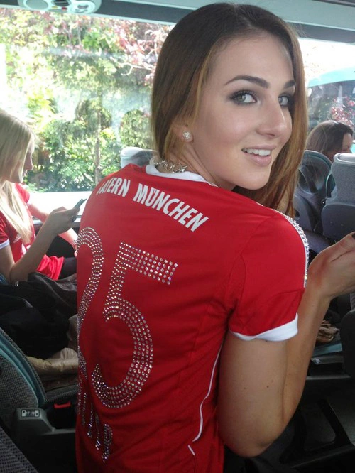 Lisa, cô vợ xinh đẹp dịu hiền của Thomas Muller đăng ảnh chuẩn bị tới sân cổ vũ chồng. Lisa, cô vợ xinh đẹp dịu hiền của Thomas Muller đăng ảnh chuẩn bị tới sân cổ vũ chồng.