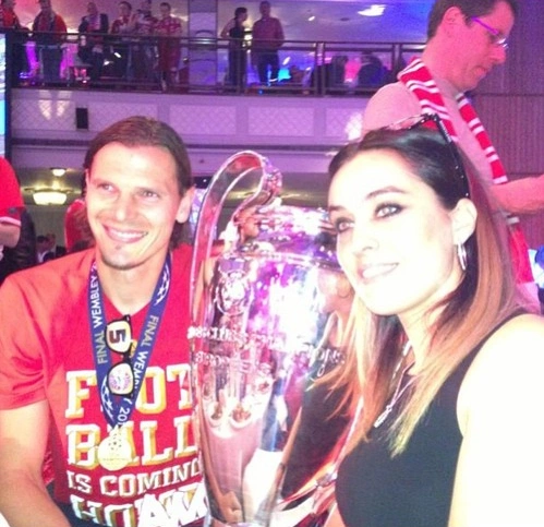 Vợ chồng Daniel Van Buyten rạng rỡ chụp ảnh cùng Cup vô địch. Vợ chồng Daniel Van Buyten rạng rỡ chụp ảnh cùng Cup vô địch.