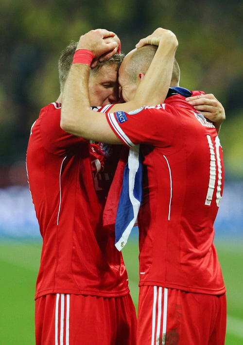 Robben và Schweisteiger chúc mừng nhau bằng cái ôm đầy thân thiết sau khi lên bục nhận huy chương dành cho nhà tân vô địch Champions League. Robben và Schweisteiger chúc mừng nhau bằng cái ôm đầy thân thiết sau khi lên bục nhận huy chương dành cho nhà tân vô địch Champions League.
