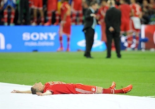 Schweinsteiger sau đó còn một mình nằm trên sân rất lâu, dang hai tay thoải mái, sung sướng. Schweinsteiger sau đó còn một mình nằm trên sân rất lâu, dang hai tay thoải mái, sung sướng.