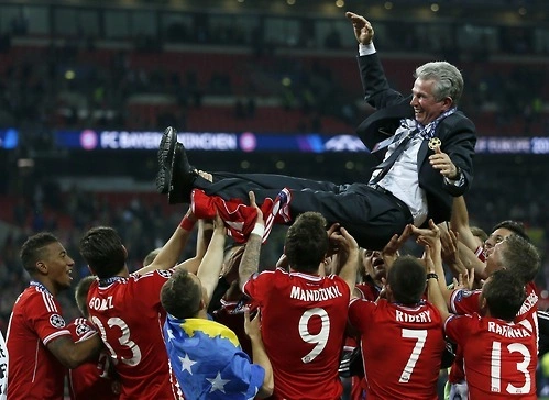 HLV Juup Heynckes được các học trò nhấc bổng lên chúc mừng. HLV Juup Heynckes được các học trò nhấc bổng lên chúc mừng.