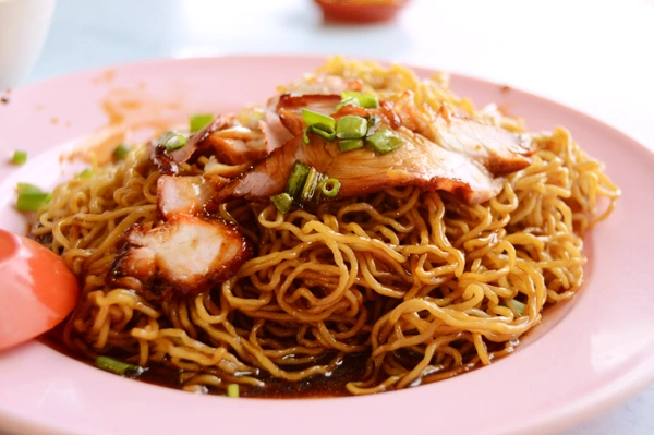 Mỳ vịt quay ăn kèm nước sốt trong khu người Hoa có giá chỉ khoảng 4 RM (28.000 đồng) khá dễ ăn, phù hợp khẩu vị người Việt. Mỳ vịt quay ăn kèm nước sốt trong khu người Hoa có giá chỉ khoảng 4 RM (28.000 đồng) khá dễ ăn, phù hợp khẩu vị người Việt.