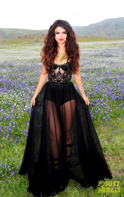 Bộ đầm ren đen xuyên thấu với phần thân trên dáng corset giúp tạo nên hình ảnh Selena Gomez đầy mê hoặc trong các cảnh quay của MV mới Come & Get It. Bộ đầm ren đen xuyên thấu với phần thân trên dáng corset giúp tạo nên hình ảnh Selena Gomez đầy mê hoặc trong các cảnh quay của MV mới Come & Get It.