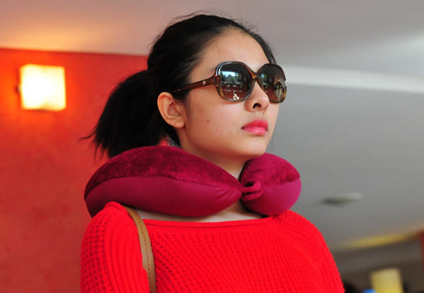 Vân Trang chuẩn bị khá kỹ càng cho chuyến đi xa. Cô cẩn thận mang theo cả gối gài cổ để ngồi máy bay cho khỏi mỏi. Vân Trang chuẩn bị khá kỹ càng cho chuyến đi xa. Cô cẩn thận mang theo cả gối gài cổ để ngồi máy bay cho khỏi mỏi.