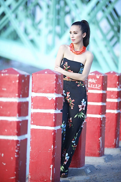 Bộ ảnh do Aki Quang thực hiện. Trang điểm và làm tóc: Nguyễn Hùng. Bộ ảnh do Aki Quang thực hiện. Trang điểm và làm tóc: Nguyễn Hùng.