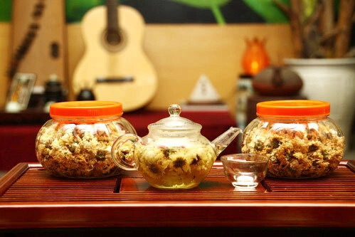 Cách pha trà hoa rất đơn giản, chỉ cần cho một ít bông hoa vào cốc, ai uống ngọt cho thêm mật ong hoặc đường phèn, rót nước đun sôi vào, đậy nắp 2 phút là uống được. Có thể uống nóng hoặc cho đá vào uống lạnh. Cách pha trà hoa rất đơn giản, chỉ cần cho một ít bông hoa vào cốc, ai uống ngọt cho thêm mật ong hoặc đường phèn, rót nước đun sôi vào, đậy nắp 2 phút là uống được. Có thể uống nóng hoặc cho đá vào uống lạnh.