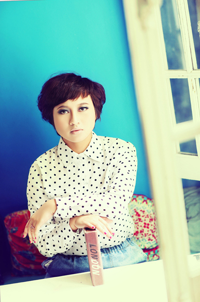 Sau 6 năm im ắng, "họa mi" Khánh Linh đã tái xuất. Sau 6 năm im ắng, "họa mi" Khánh Linh đã tái xuất.