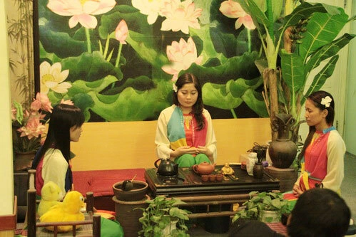 Bạn có thể được chính nhân viên quán biểu diễn nghệ thuật pha trà ấm ngay tại bàn. Bạn có thể được chính nhân viên quán biểu diễn nghệ thuật pha trà ấm ngay tại bàn.