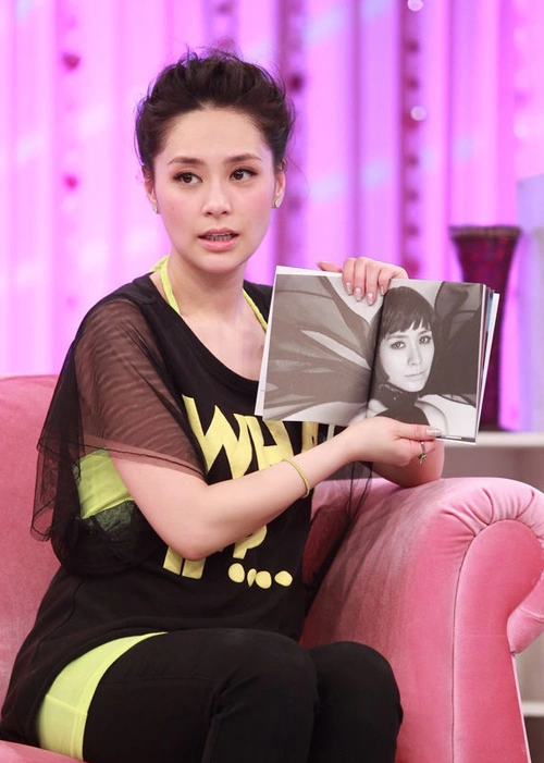 Nữ ca sĩ chia sẻ về album mới. Hân Đồng thổ lộ, đôi khi, cô mong ước có một người đàn ông đợi chờ mình ở nhà, cảm giác được trở về nhà khi đó thật ấm áp, hạnh phúc. Nữ ca sĩ chia sẻ về album mới. Hân Đồng thổ lộ, đôi khi, cô mong ước có một người đàn ông đợi chờ mình ở nhà, cảm giác được trở về nhà khi đó thật ấm áp, hạnh phúc.