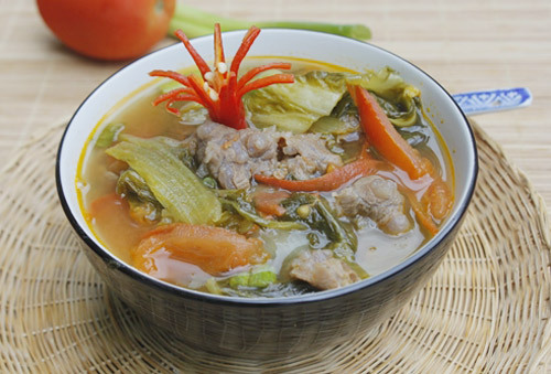 Vị ngọt từ thịt bắp bò mềm, điểm thêm một chút chua của dưa cải chua và cà chua, là món canh được nhiều người yêu thích.