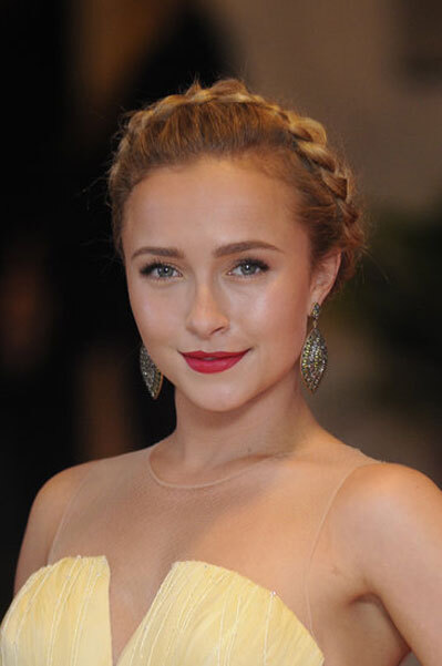 Tóc tết vương miện của Hayden Panettiere làm thay đổi hoàn toàn diện mạo của diễn viên xinh đẹp, biến cô thành một mỹ nhân cổ điển, quý phái và khác hẳn phong cách thường thấy. Tóc tết vương miện của Hayden Panettiere làm thay đổi hoàn toàn diện mạo của diễn viên xinh đẹp, biến cô thành một mỹ nhân cổ điển, quý phái và khác hẳn phong cách thường thấy.