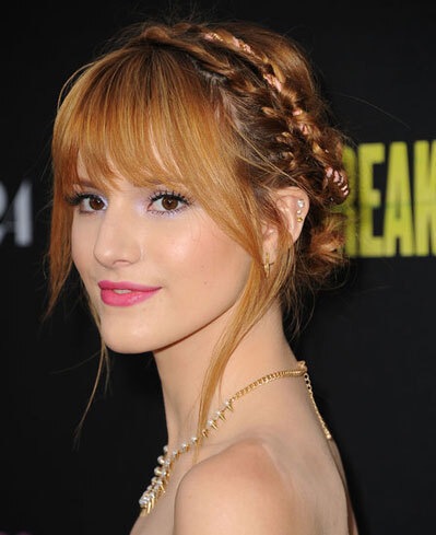 Bella Thorne tết tóc cùng một sợi ruy băng màu hồng, mang lại nét khác biệt cho cô khi xuất hiện trên thảm đỏ. Bella Thorne tết tóc cùng một sợi ruy băng màu hồng, mang lại nét khác biệt cho cô khi xuất hiện trên thảm đỏ.