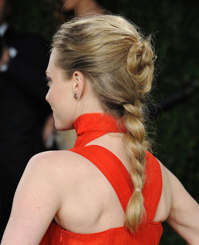 Mái tóc "2 trong 1", vừa tết vừa búi của Amanda Seyfried, lấy cảm hứng từ các mẫu tóc trên sàn diễn thời trang. Thực hiện kiểu tóc này rất đơn giản, chia tóc làm hai phần, phía trên búi rối và cố định bằng ghim, phía dưới tết ba truyền thống. Mái tóc "2 trong 1", vừa tết vừa búi của Amanda Seyfried, lấy cảm hứng từ các mẫu tóc trên sàn diễn thời trang. Thực hiện kiểu tóc này rất đơn giản, chia tóc làm hai phần, phía trên búi rối và cố định bằng ghim, phía dưới tết ba truyền thống.