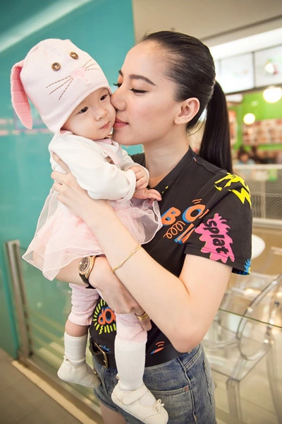 Chung Thục Quyên cho biết, đây là đứa cháu đầu tiên nên cô rất thương. Nhân dịp 1/6, cô muốn thực hiện bộ ảnh kỷ niệm giữa hai dì cháu và cũng như món quà chuẩn bị mừng thôi nôi cho bé trong tháng này. Chung Thục Quyên cho biết, đây là đứa cháu đầu tiên nên cô rất thương. Nhân dịp 1/6, cô muốn thực hiện bộ ảnh kỷ niệm giữa hai dì cháu và cũng như món quà chuẩn bị mừng thôi nôi cho bé trong tháng này.