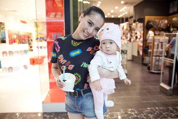 Mọi năm, cứ đến dịp quốc tế thiếu nhi là Chung Thục Quyên lại rong ruổi với các chuyến từ thiện hoặc chụp ảnh thời trang cùng các 'mẫu nhí'. Nhưng năm nay, cô muốn dành trọn thời gian cho 'thiên thần nhỏ' của chị gái. Mọi năm, cứ đến dịp quốc tế thiếu nhi là Chung Thục Quyên lại rong ruổi với các chuyến từ thiện hoặc chụp ảnh thời trang cùng các 'mẫu nhí'. Nhưng năm nay, cô muốn dành trọn thời gian cho 'thiên thần nhỏ' của chị gái.