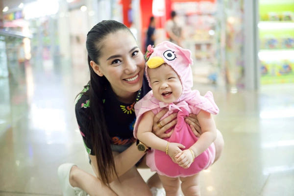 Juni Lê rất đáng yêu, liên tục vui cười trong suốt buổi chụp. Juni Lê rất đáng yêu, liên tục vui cười trong suốt buổi chụp.