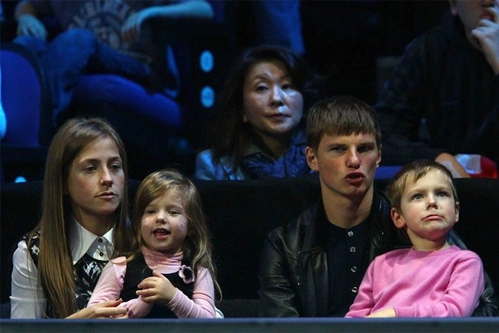 Arshavin và bạn gái cũ Yulia bên hai đứa con lớn.